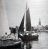 Enkhuizen in de vijftiger jaren. De foto is gepubliceerd in Huitema’s standaardwerk ‘Ronde en platbodemjachten’ uit 1962 (p. 158). De zwarte jol is de ST36 die in die jaren enige tijd bij het Zuiderzeemuseum heeft gelegen.